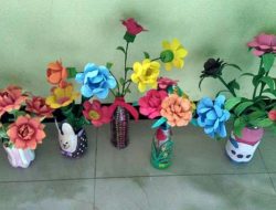 Mahasiswa PGRA Manfaatkan Botol Bekas Jadi Kerajinan Cantik