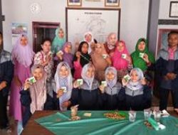 Garap Ekonomi Berbasis Potensi Lokal, KKN Ipmafa Dampingi Produksi Sabun di Desa Plaosan