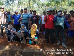 KKN Ipmafa Ajak Warga Desa Gerit Jaga Lingkungan dengan Program Jum’at Bersih