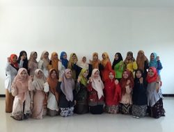 Semarakkan Hari Ibu, Mahasiswi PIAUD Kenakan Kebaya dan Saling Bertukar Makanan