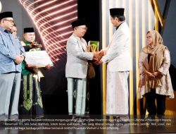 Mbah Sahal Mahfudh Raih Penghargaan Lifetime Achievement Pesantren Award 2025, Gus Rozin Terima Langsung di Jakarta